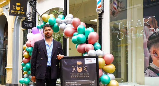 Abdul bij de opening van de zaak